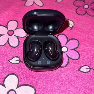 A pair of Samsung Galaxy Buds Live in great condition! In the color black.